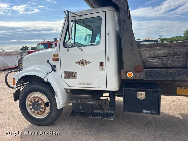 image for item EW4853 1990 International 4600 dump flatbed truck