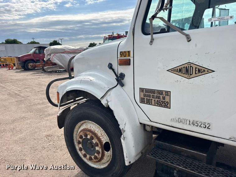 image for item EW4853 1990 International 4600 dump flatbed truck