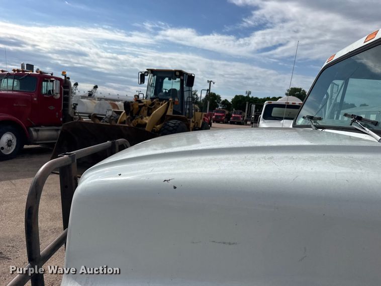 image for item EW4853 1990 International 4600 dump flatbed truck