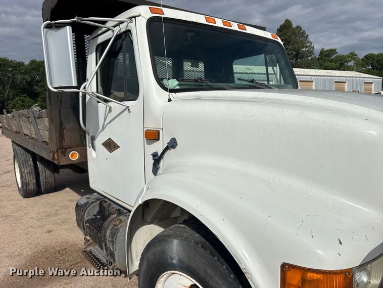 image for item EW4853 1990 International 4600 dump flatbed truck