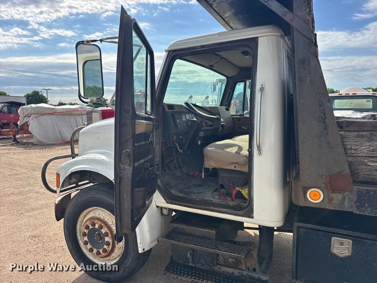 image for item EW4853 1990 International 4600 dump flatbed truck