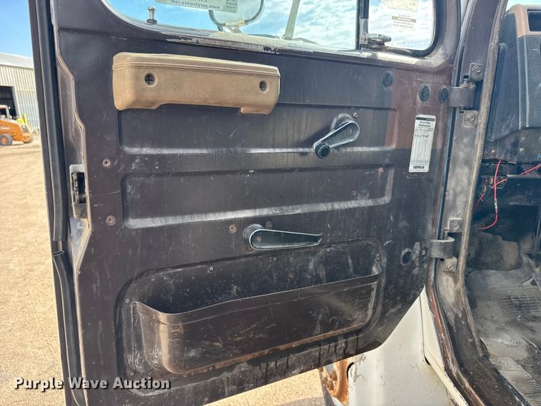 image for item EW4853 1990 International 4600 dump flatbed truck