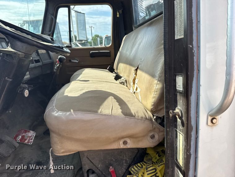 image for item EW4853 1990 International 4600 dump flatbed truck