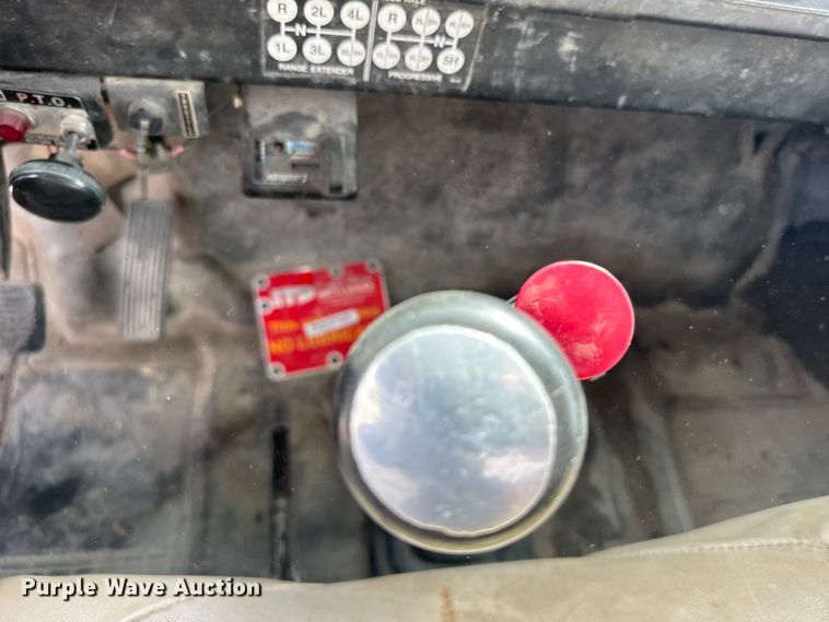 image for item EW4853 1990 International 4600 dump flatbed truck