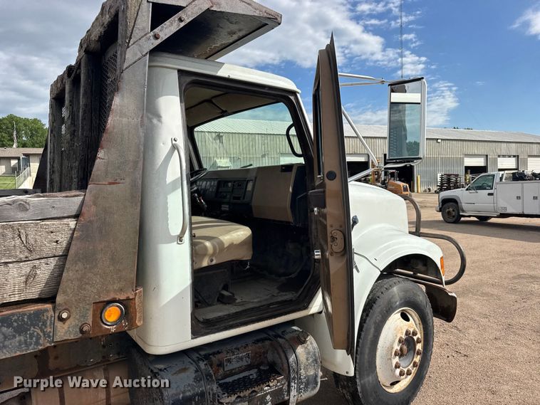 image for item EW4853 1990 International 4600 dump flatbed truck