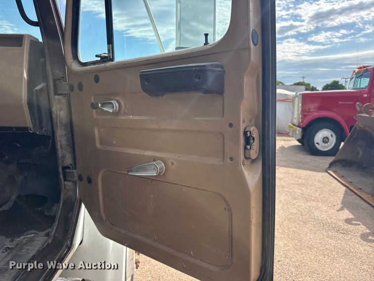 image for item EW4853 1990 International 4600 dump flatbed truck