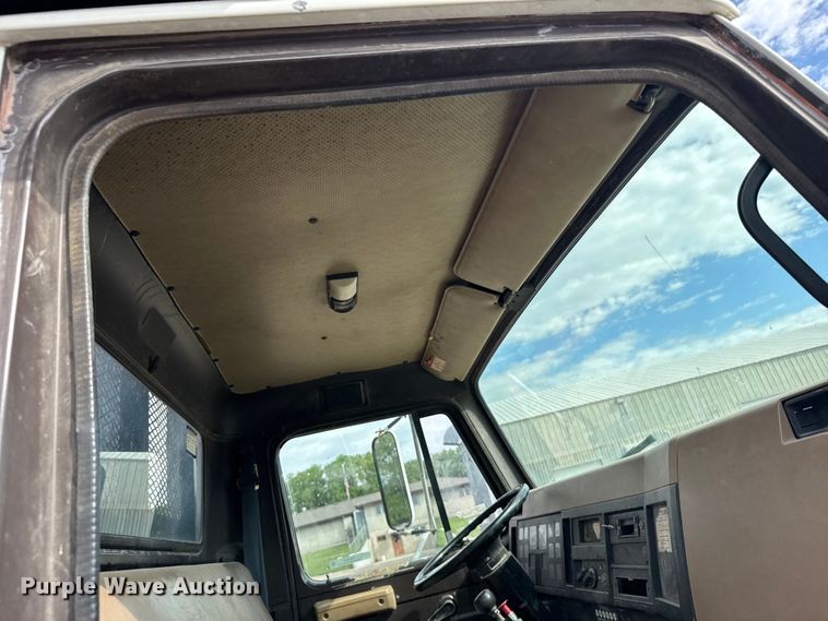 image for item EW4853 1990 International 4600 dump flatbed truck