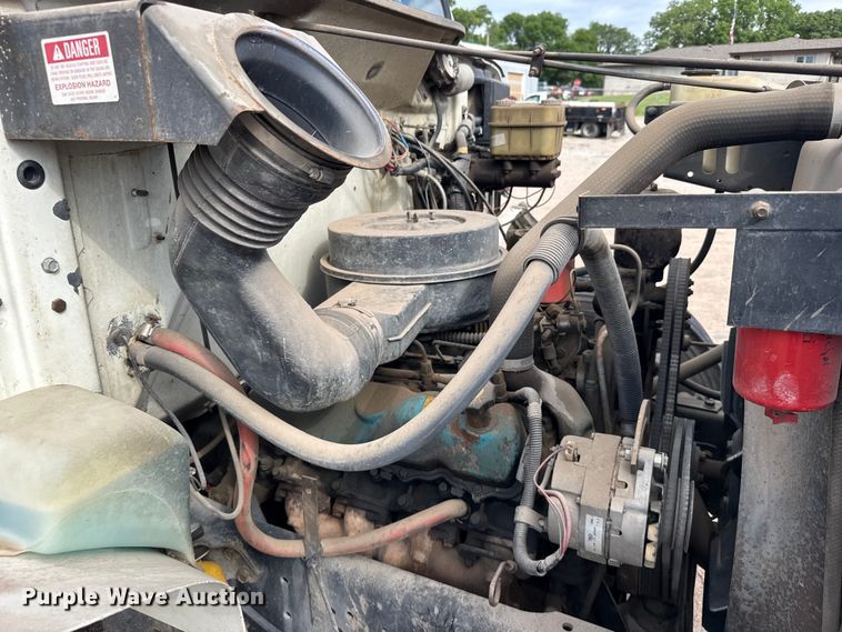 image for item EW4853 1990 International 4600 dump flatbed truck