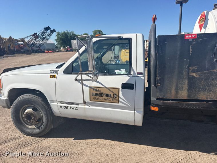 image for item EW4857 1991 GMC Sierra 3500 flatbed pickup truck