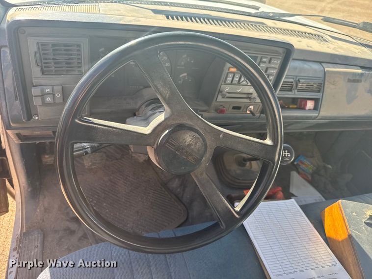 image for item EW4857 1991 GMC Sierra 3500 flatbed pickup truck