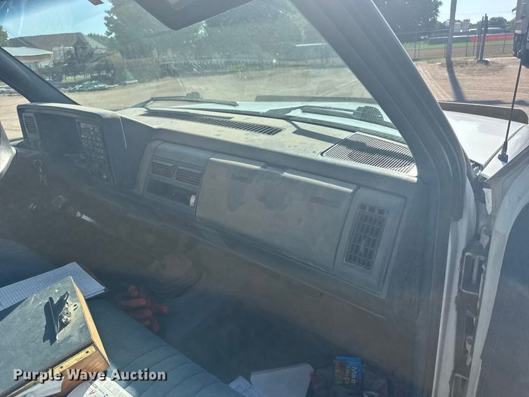 image for item EW4857 1991 GMC Sierra 3500 flatbed pickup truck