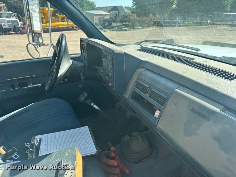 image for item EW4857 1991 GMC Sierra 3500 flatbed pickup truck
