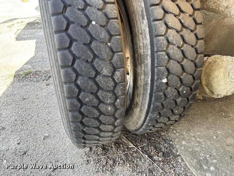 image for item FB3270 2005 Kenworth T800 ready mix truck