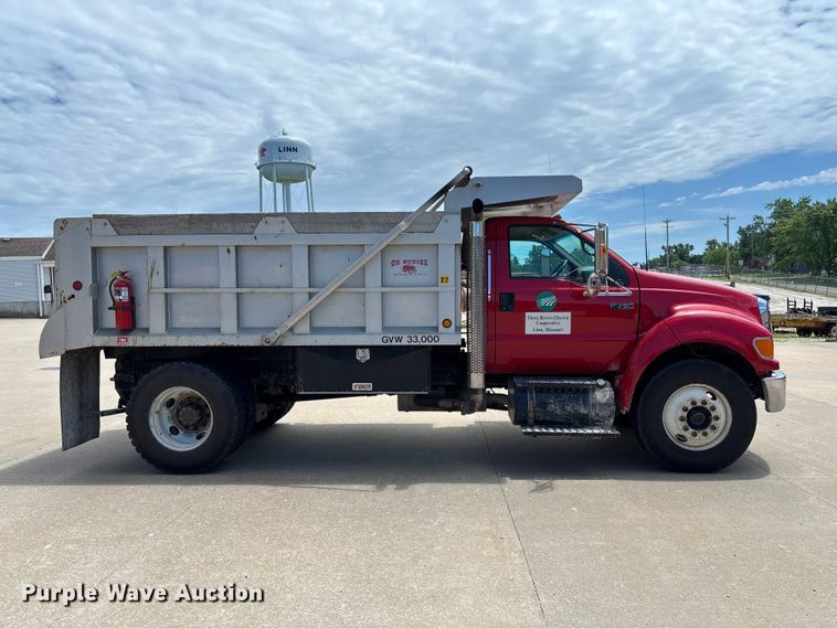 image for item FC1634 2005 Ford F750 Super Duty XLT dump truck