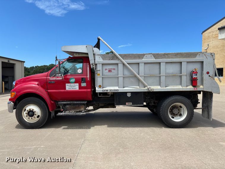 image for item FC1634 2005 Ford F750 Super Duty XLT dump truck