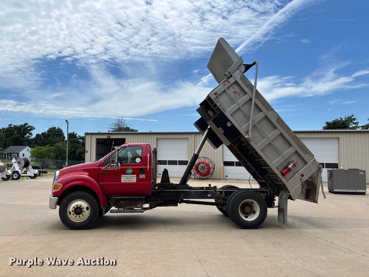 image for item FC1634 2005 Ford F750 Super Duty XLT dump truck