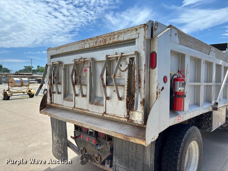 image for item FC1634 2005 Ford F750 Super Duty XLT dump truck