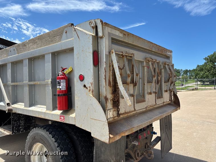 image for item FC1634 2005 Ford F750 Super Duty XLT dump truck