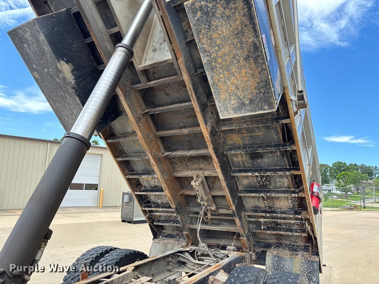 image for item FC1634 2005 Ford F750 Super Duty XLT dump truck