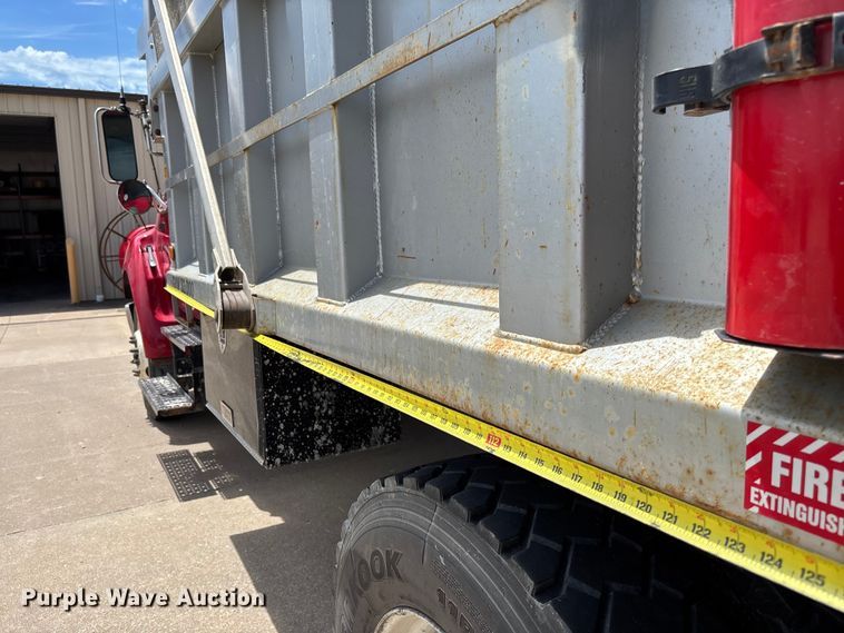 image for item FC1634 2005 Ford F750 Super Duty XLT dump truck