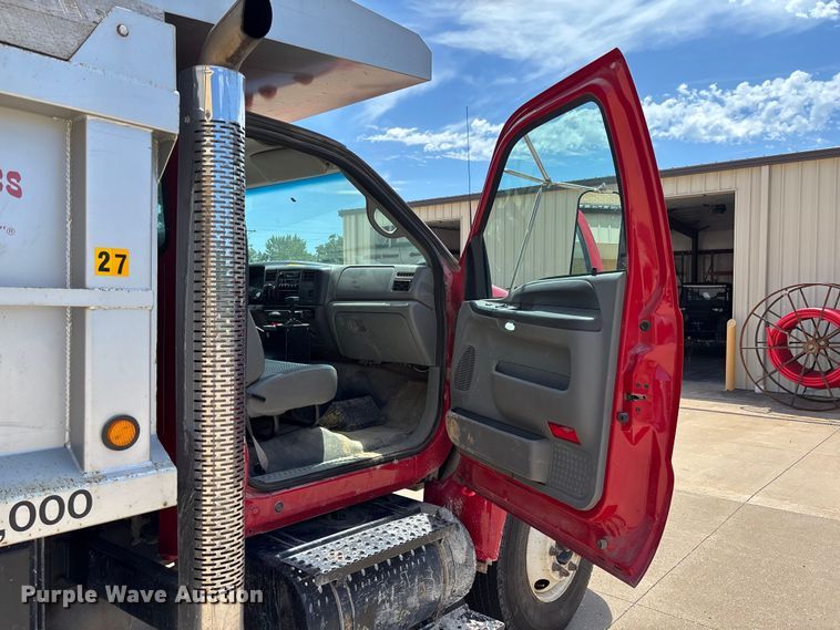 image for item FC1634 2005 Ford F750 Super Duty XLT dump truck