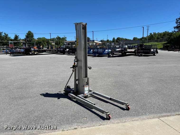 image for item FC1654 Genie SLC-24 contractor lift