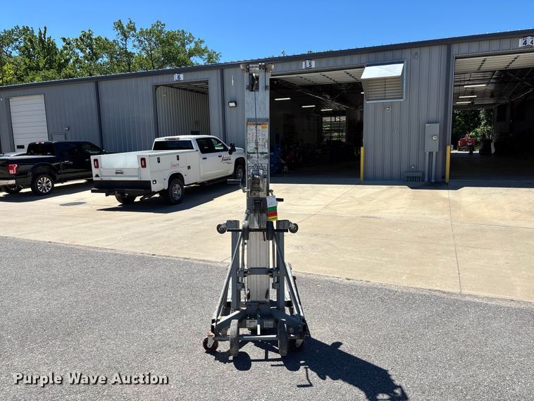 image for item FC1654 Genie SLC-24 contractor lift