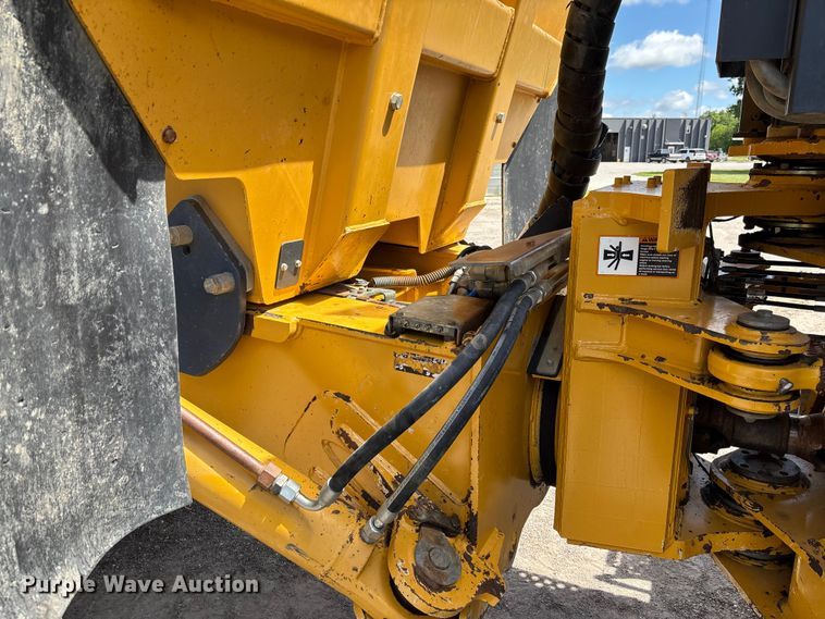 image for item FC1683 2011 John Deere 400D articulated haul truck