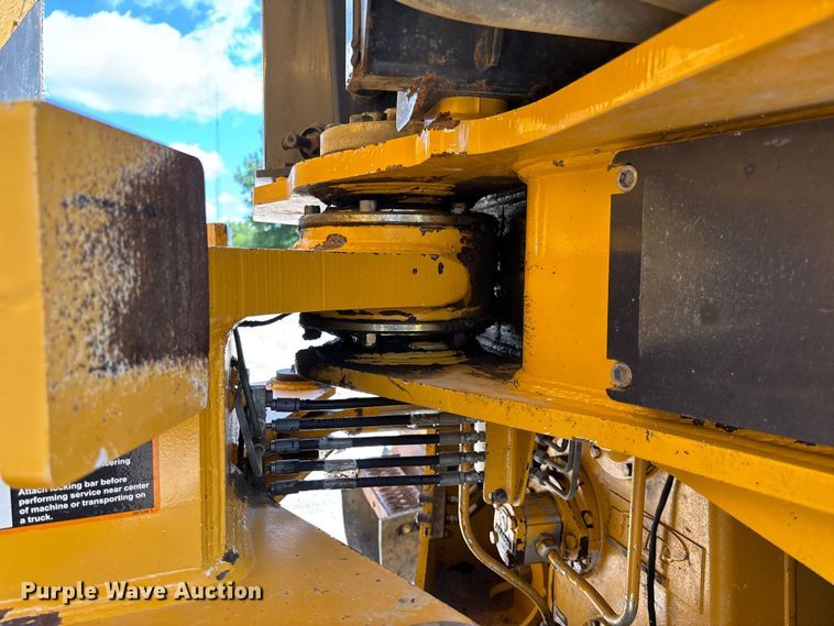 image for item FC1683 2011 John Deere 400D articulated haul truck