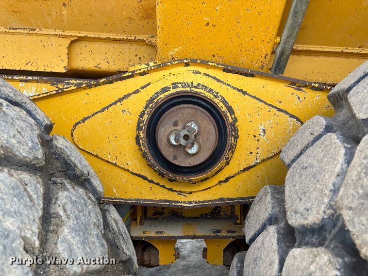 image for item FC1683 2011 John Deere 400D articulated haul truck