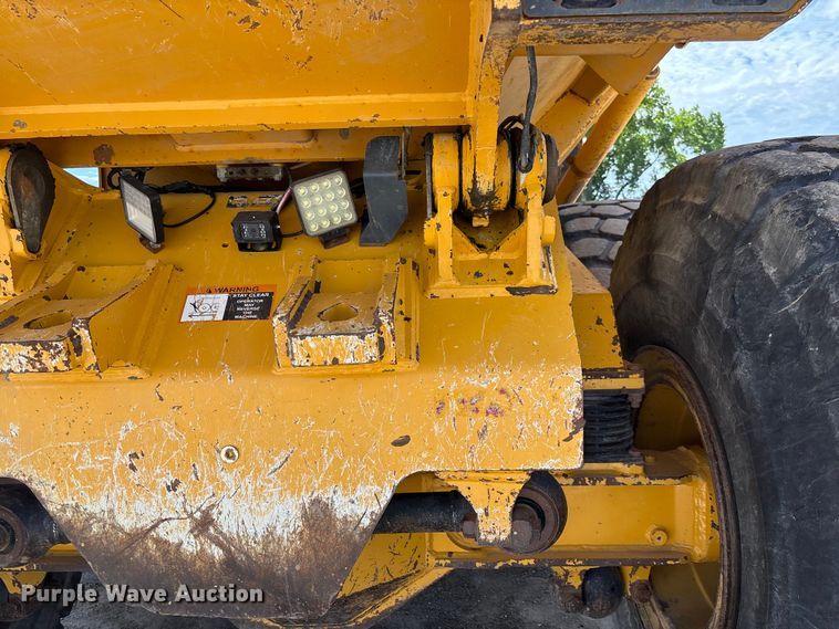 image for item FC1683 2011 John Deere 400D articulated haul truck