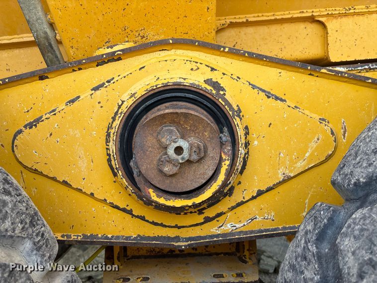 image for item FC1683 2011 John Deere 400D articulated haul truck