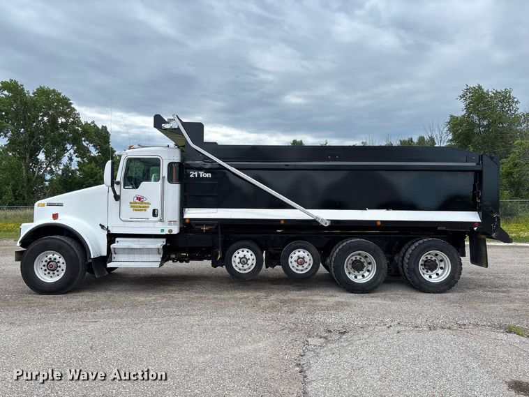 image for item FC1684 2007 Kenworth W900 dump truck