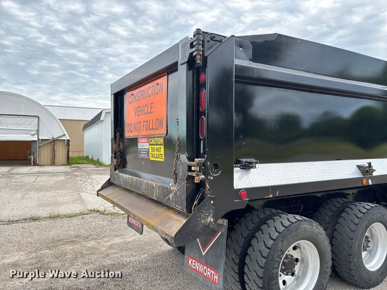 image for item FC1684 2007 Kenworth W900 dump truck