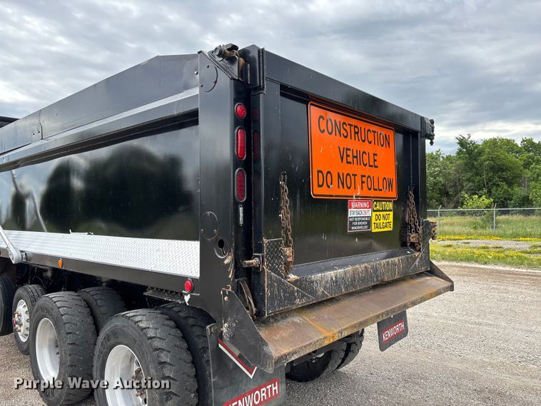 image for item FC1684 2007 Kenworth W900 dump truck