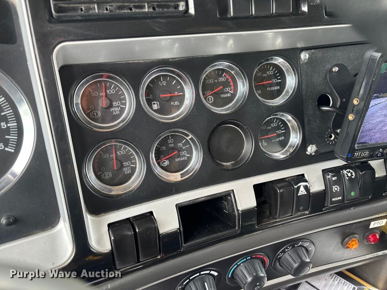 image for item FC1684 2007 Kenworth W900 dump truck