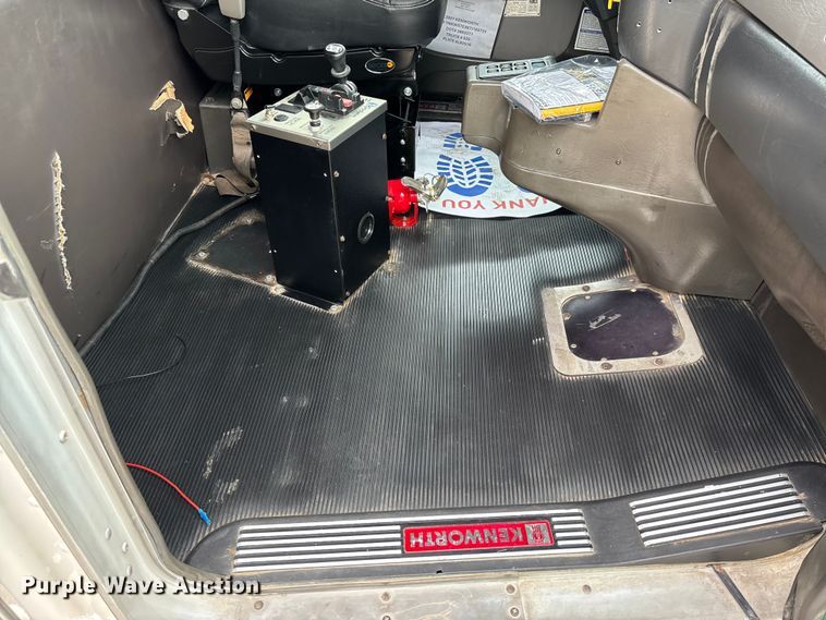 image for item FC1684 2007 Kenworth W900 dump truck