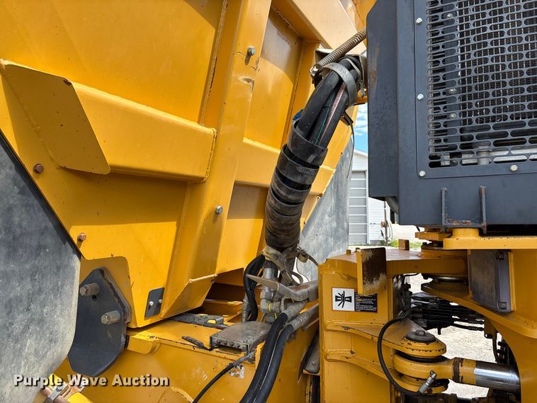 image for item FC1685 2011 John Deere 400D articulated haul truck