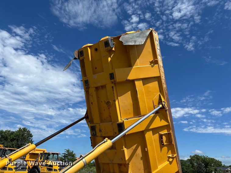 image for item FC1685 2011 John Deere 400D articulated haul truck