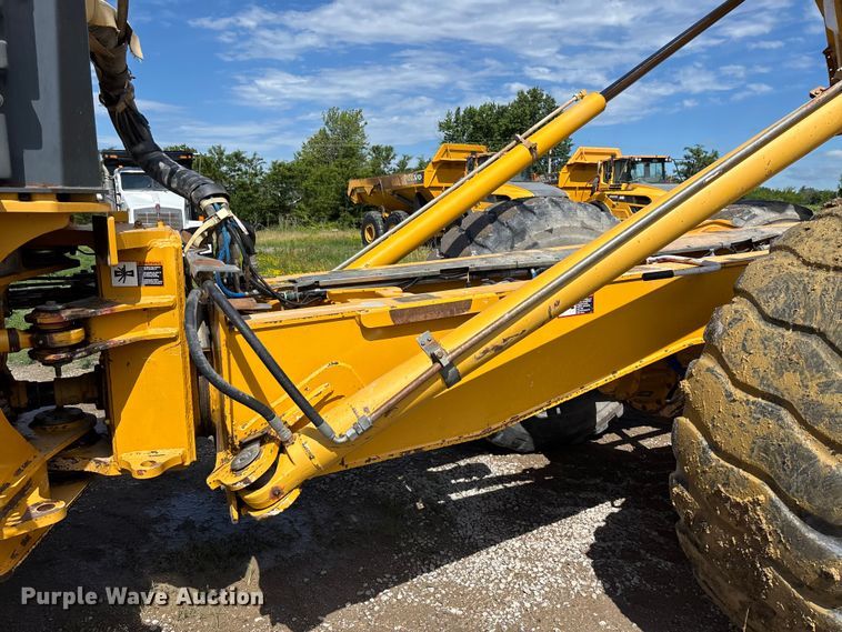 image for item FC1685 2011 John Deere 400D articulated haul truck