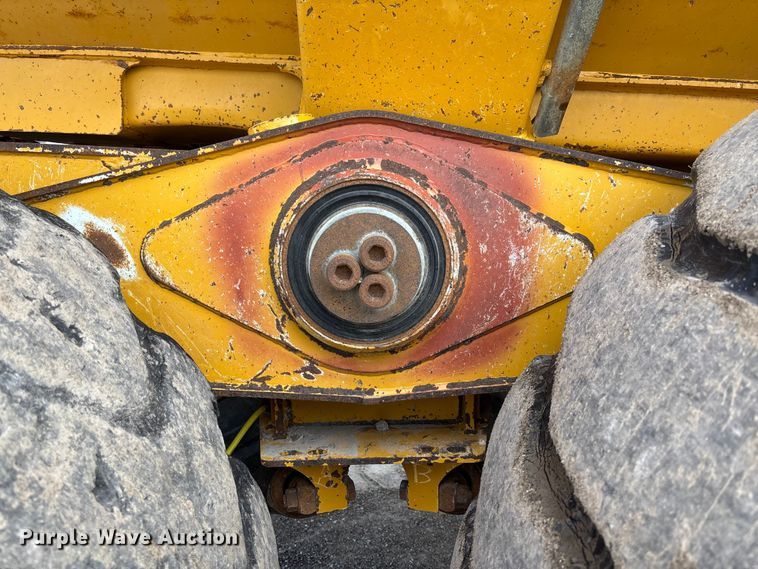 image for item FC1685 2011 John Deere 400D articulated haul truck