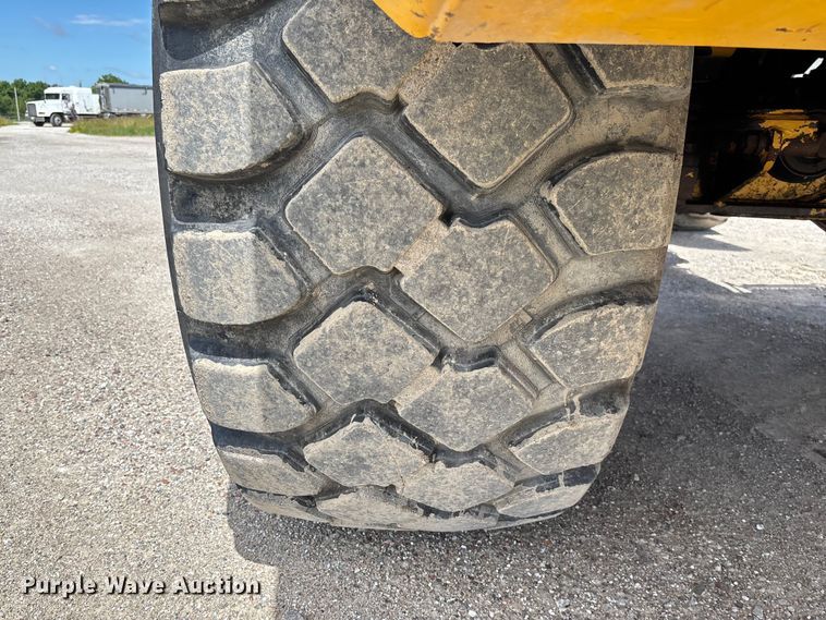 image for item FC1685 2011 John Deere 400D articulated haul truck