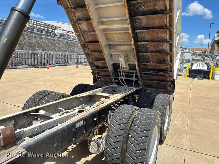 image for item FC1691 2010 International 7500 dump truck