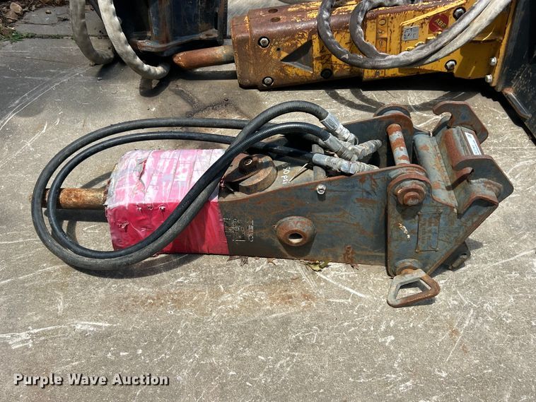 image for item FC2761 Excavator breaker