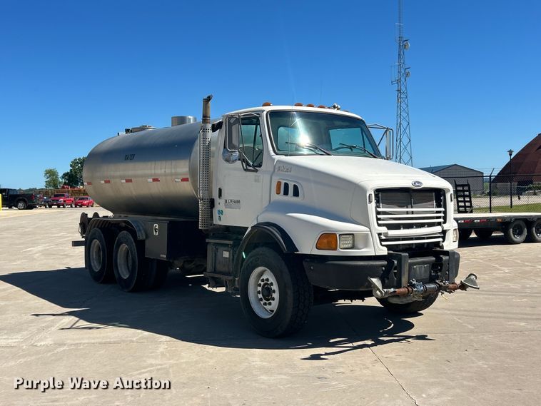 image for item FC2763 1998 Ford LT8513 water truck