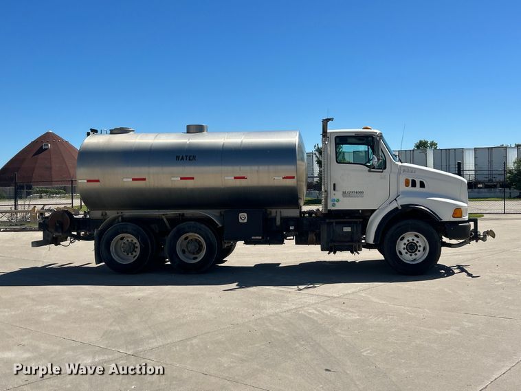 image for item FC2763 1998 Ford LT8513 water truck