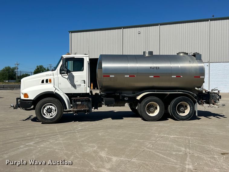 image for item FC2763 1998 Ford LT8513 water truck