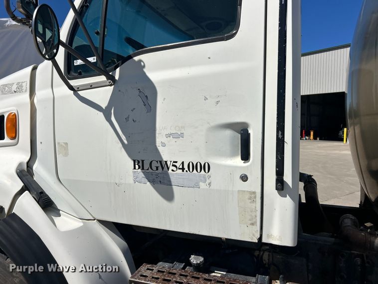 image for item FC2763 1998 Ford LT8513 water truck