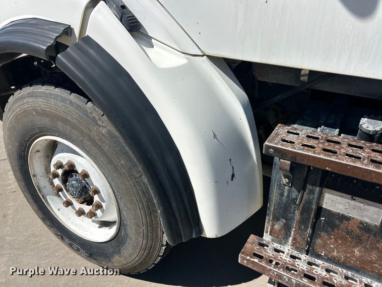 image for item FC2763 1998 Ford LT8513 water truck