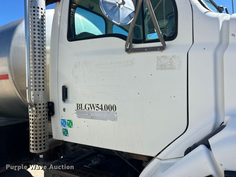 image for item FC2763 1998 Ford LT8513 water truck